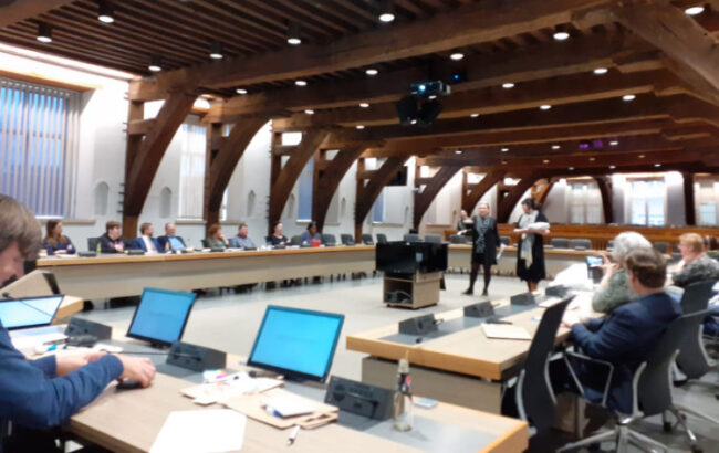 taalmaatjes-dictee Prominente taalmaatjes dictee in de Dordtse raadszaal